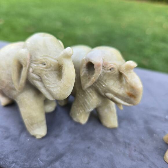 Vtg Hand Carved Soapstone Elephants Set of 4 Trunks Up 2-Small 2-Medium - Picture 5 of 13